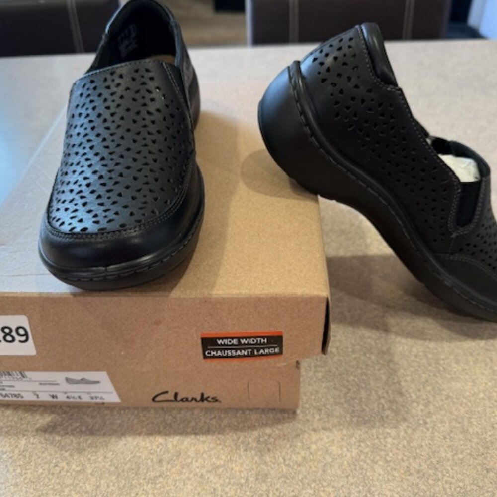 New in box - Clarks Black Leather Shoes - 7W